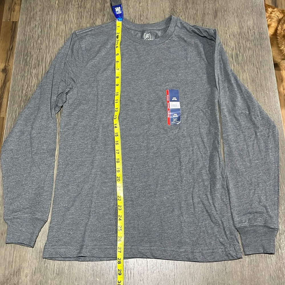 Men’s grey long sleeve shirt.